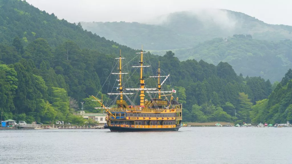 japan hakone piratenboot auf dem ashi see japan hakone piratenboot auf dem ashi see