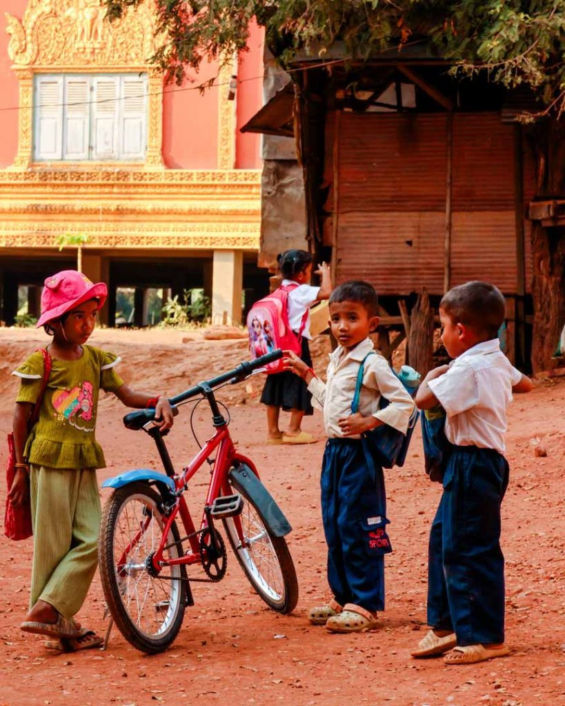 kambodscha siem reap Kinder auf dem Schulweg