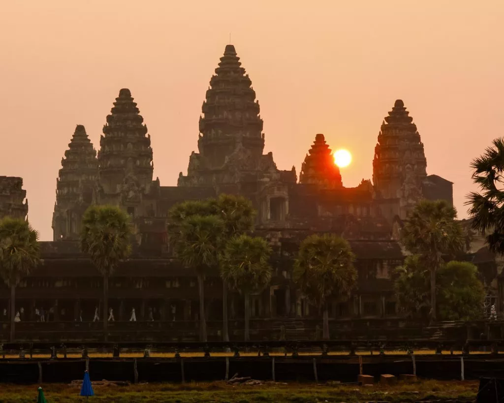 kambodscha-siem-reap-Der bekannte Tempel Angkor Wat zum Sonnenaufgang (2)