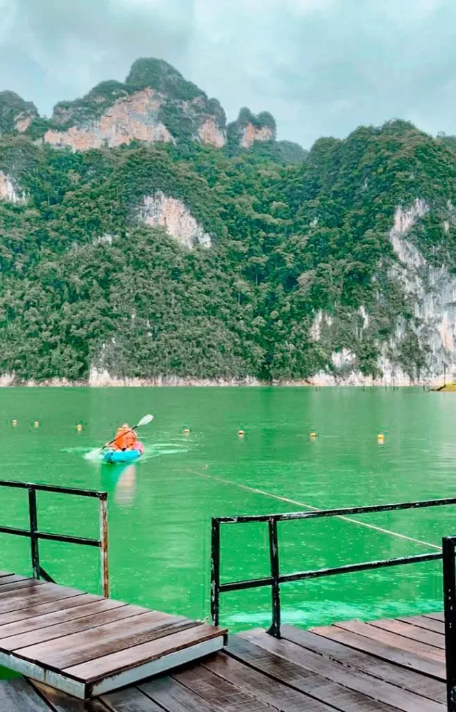 Kaya auf dem Cheow Lan See im Khao Sok Nationalpark Thailand