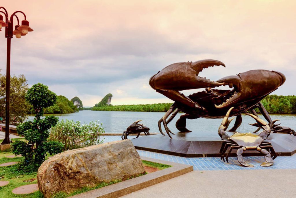krabbenstatue in krabi town thailand