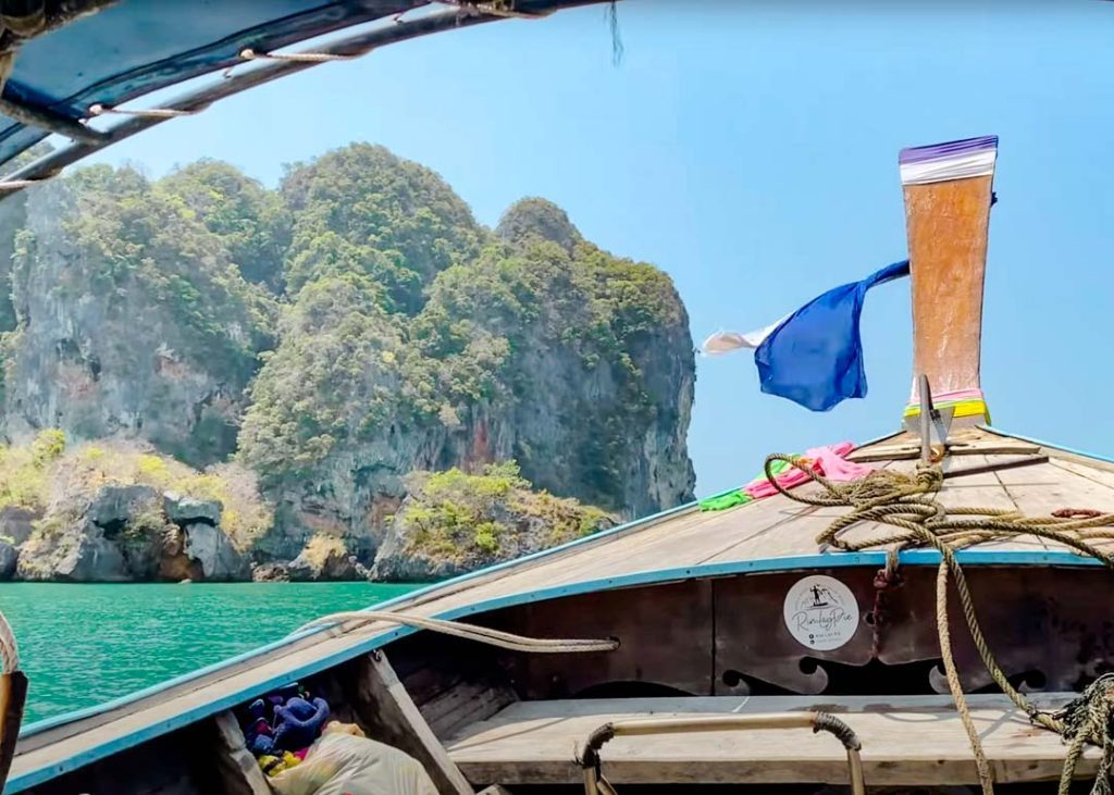 longtail boot mit felsen ao nang krabi thailand