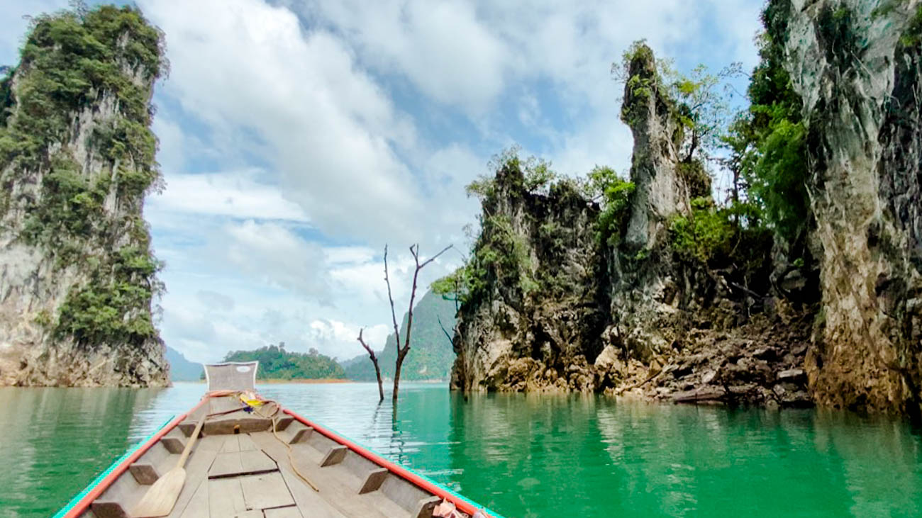 Longtailboot auf dem Cheow Lan See im Khao Sok Nationalpark Thailand