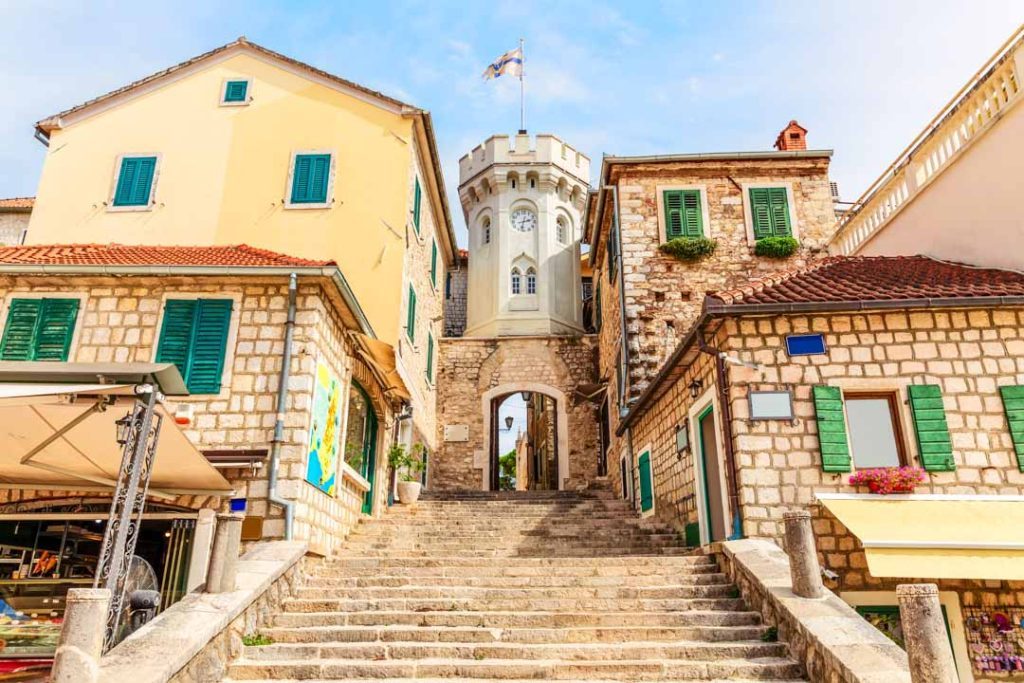 montenegro herceg novi uhrenturm