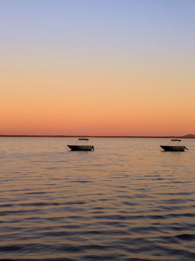 noosa queensland boote bei sonnenaufgang am see