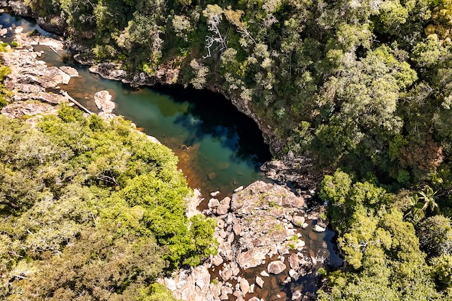 noosa queensland drohnenaufnahme wanderung
