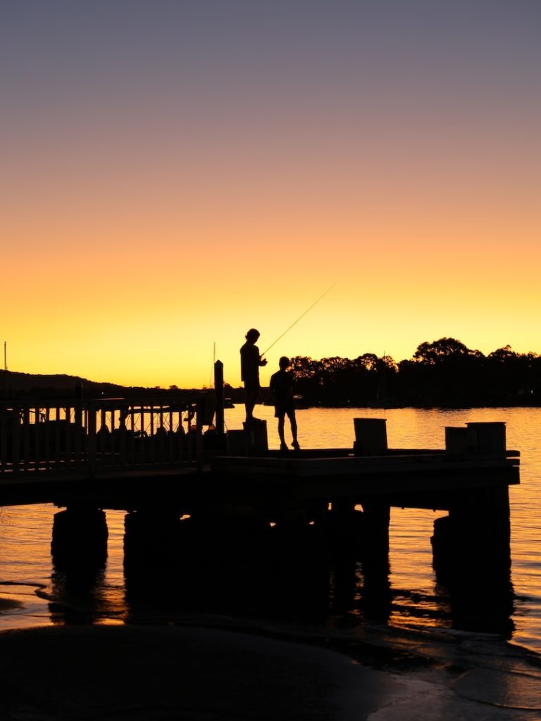 noosa queensland jungs angeln bei sonnenuntergang