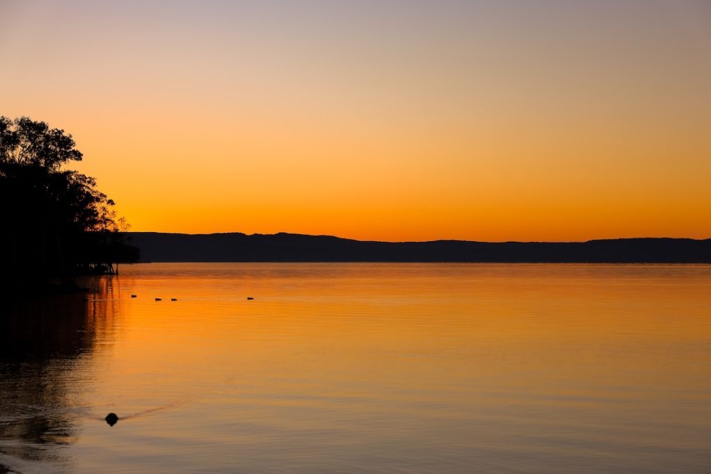 noosa queensland sonnenuntergang am see