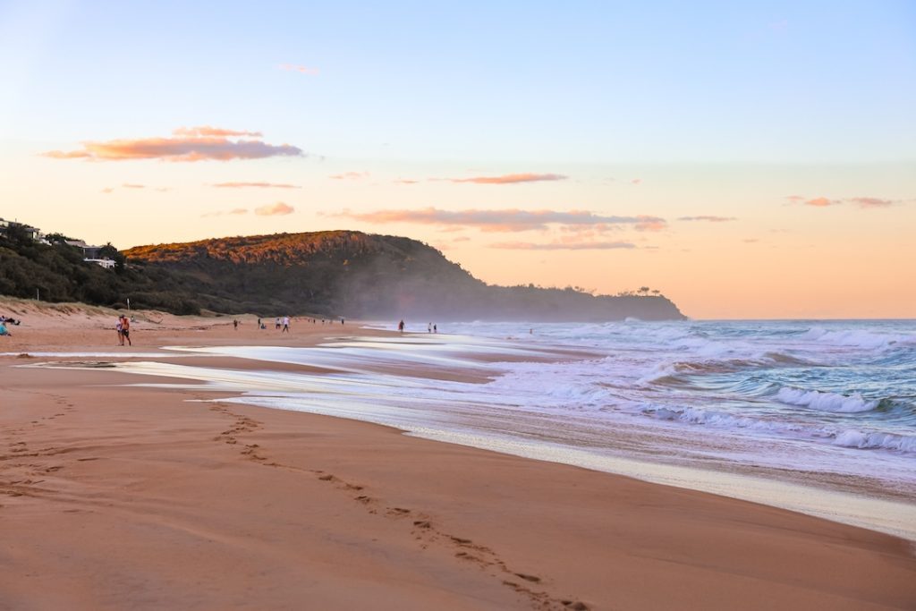 noosa queensland strand bei sonnenuntergang