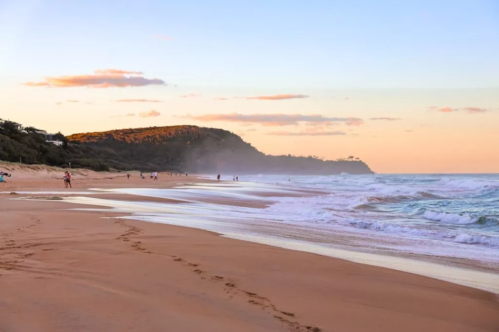 noosa queensland strand bei sonnenuntergang