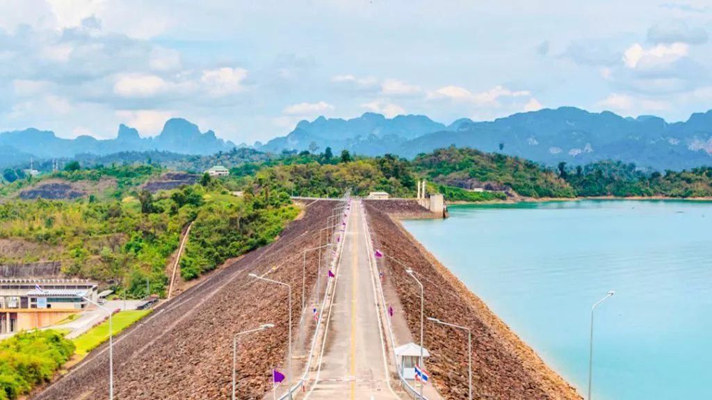 Ratchaprapha-Staudamm am Cheow Lan See im Khao Sok Nationalpark Thailand