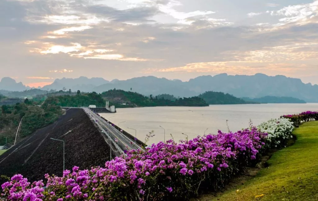 Ratchaprapha-Staudamm mit Blick auf den Cheow Lan See im Khao Sok Nationalpark Thailand