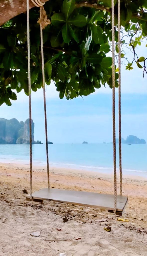 schaukel in ao nang krabi thailand beim strand