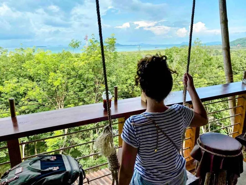 schaukel mit blick in den dschungel im viewpoint restaurant khao yai auf koh lanta thailand Schaukel mit Blick in den Dschungel im Viewpoint Restaurant Khao Yai auf Koh Lanta Thailand