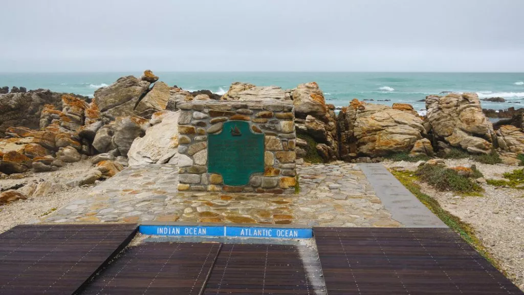 Südafrika_Kap Agulhas_Steinmal an dem beide Ozeane aufeinander treffen