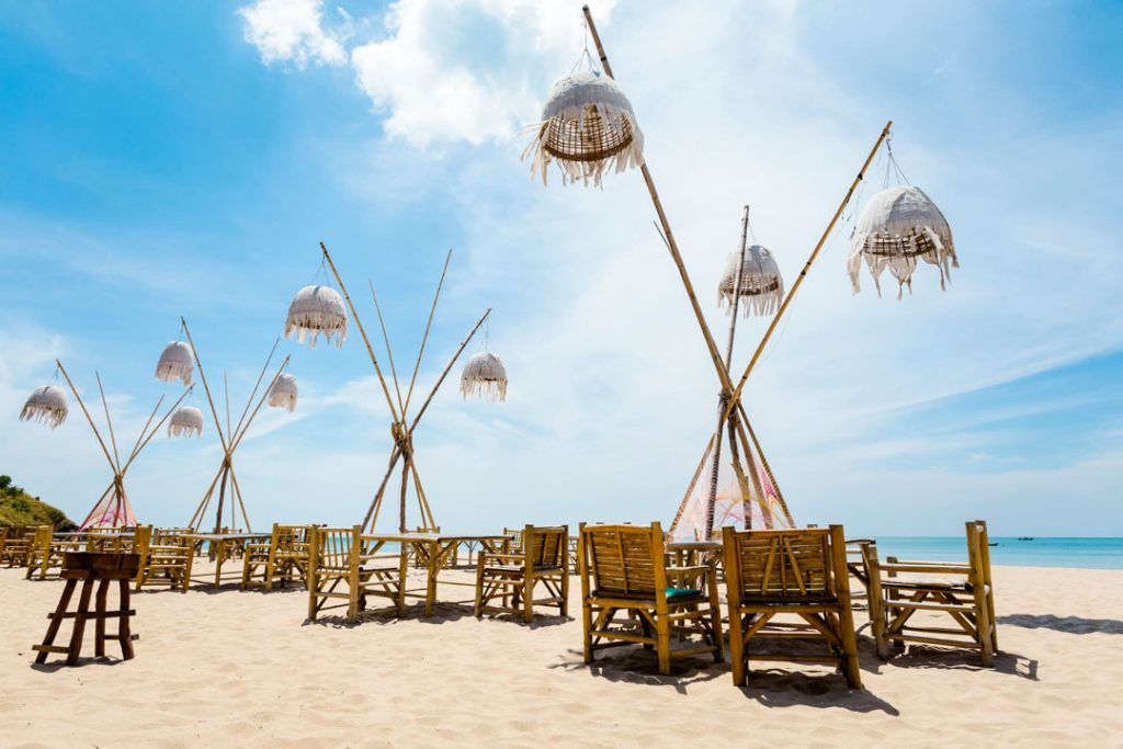tische und stuehle am khlong chak beach koh lanta thailand
