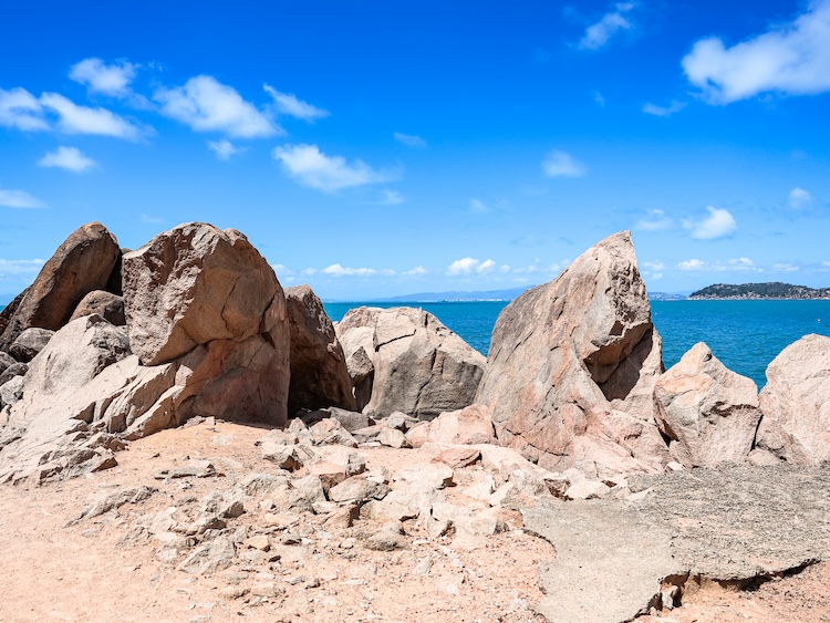 townsville australien steine vor dem strand