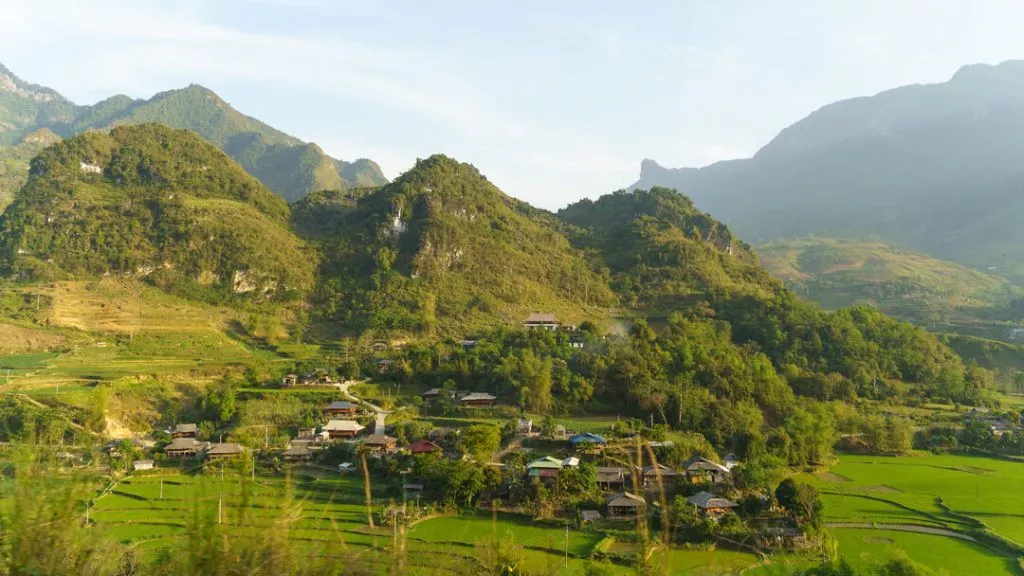 Vietnam_Ha Giang Loop_Blick auf ein Dorf in den Reisterassen