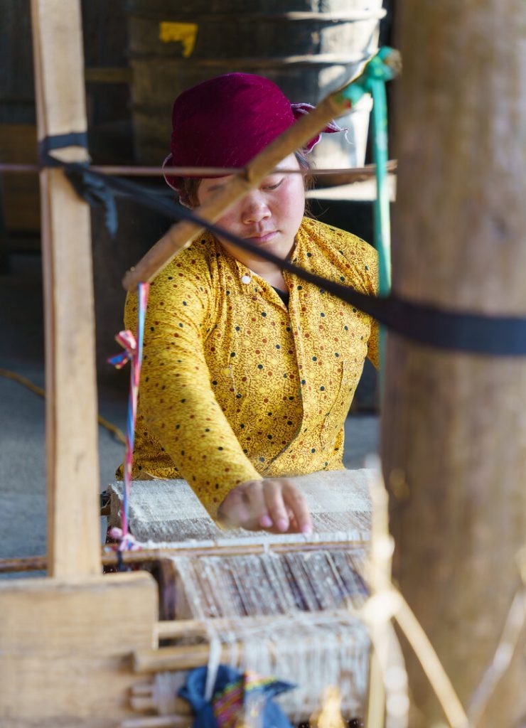 vietnam ha giang loop eine frau der hmong beim hanfweben