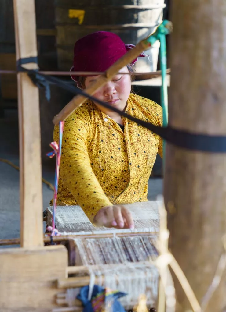 vietnam ha giang loop eine frau der hmong beim hanfweben vietnam ha giang loop eine frau der hmong beim hanfweben