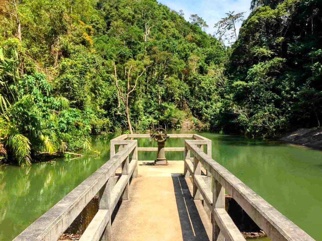 weg zum khlong chak wasserfall koh lanta thailand