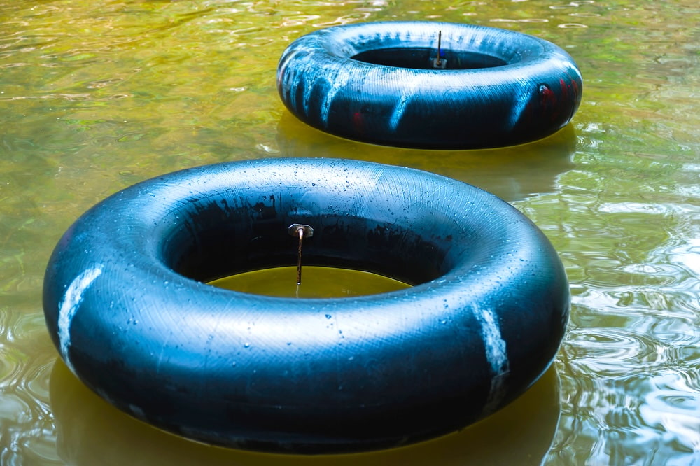 Reifen vom River Tubing auf dem Khao Sok Fluss Thailand