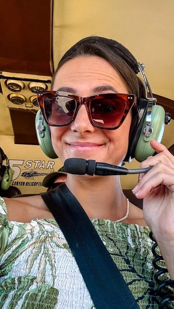 aufgeregt vor Helikopterflug über Grand Canyon