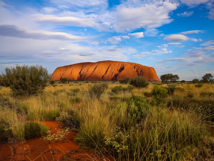 Australien, Sehenswürdigkeiten, Uluru mit Landschaft