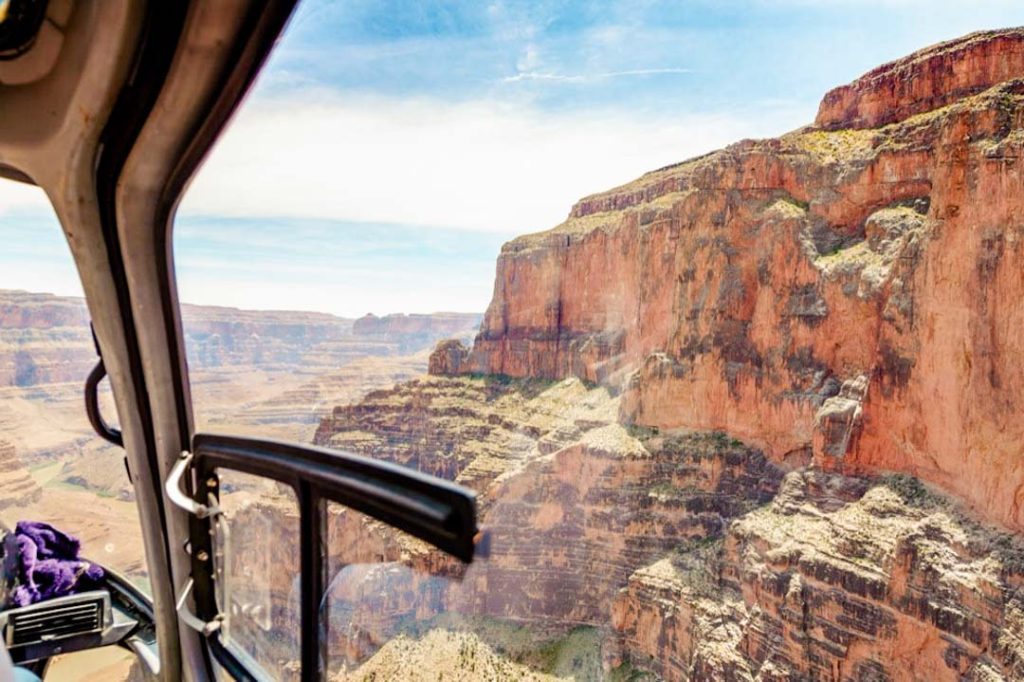 Blick aus dem Helikopter auf den Grand Canyon im Nationalpark in den USA