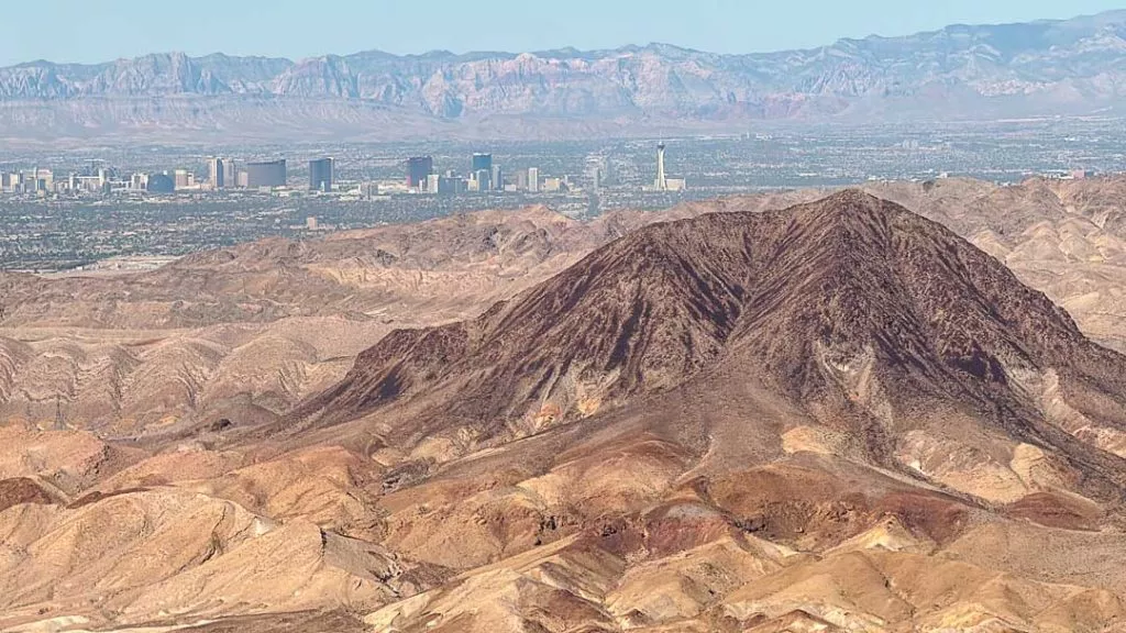 Helikopterrundflug Grand Canyon, alter Vulkan mit Skyline Las Vegas