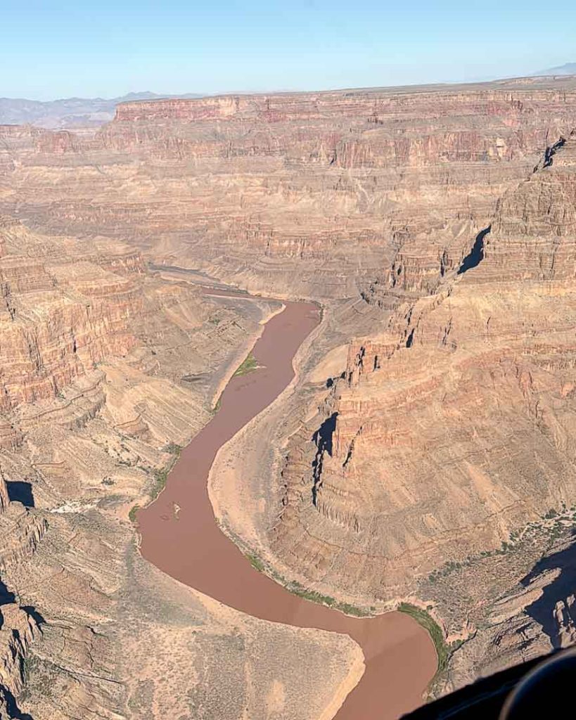 Helikopterrundflug Grand Canyon, Blick auf Colorado River und Schluchten