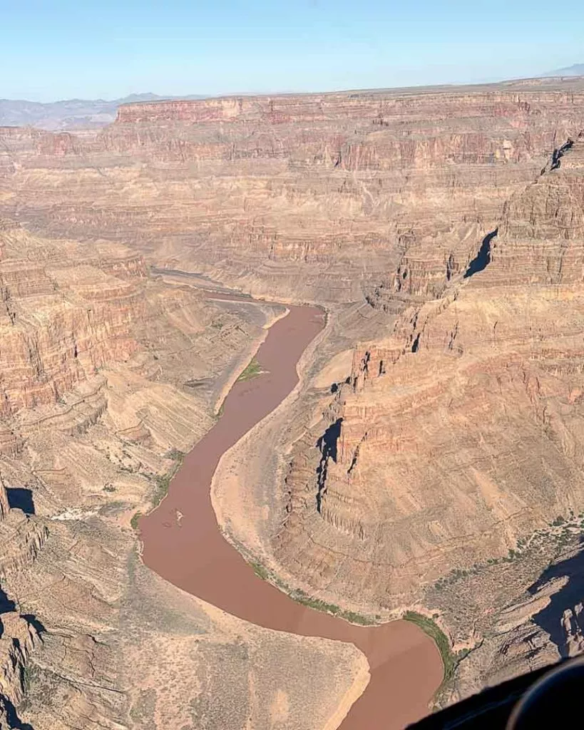 Helikopterrundflug Grand Canyon, Blick auf Colorado River und Schluchten