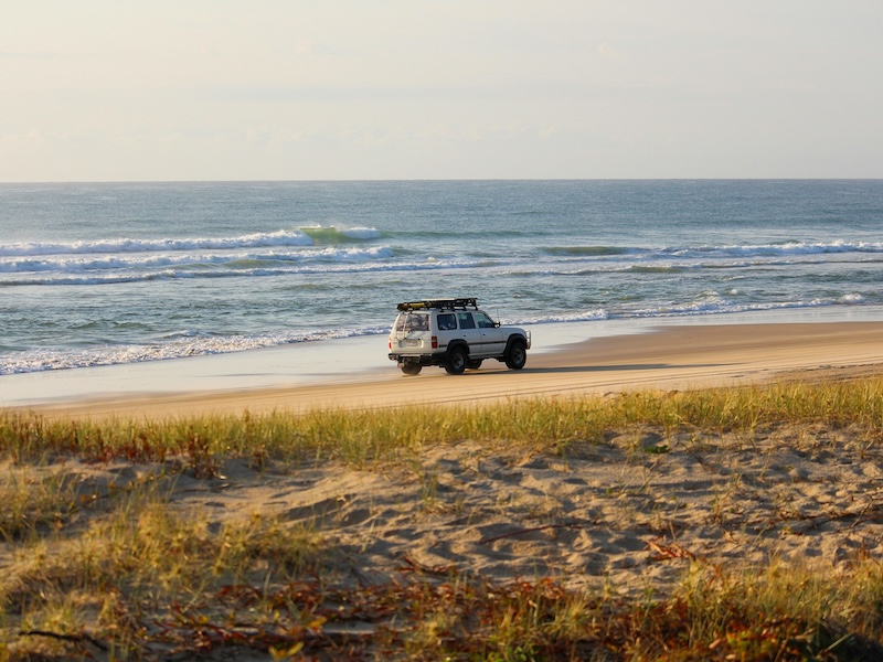 K'gari (Fraser Island), Australien, Auto am Strand