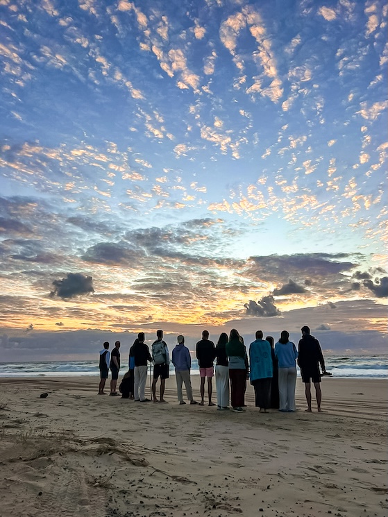 K'gari (Fraser Island), Australien, Gruppenfoto auf der Tour