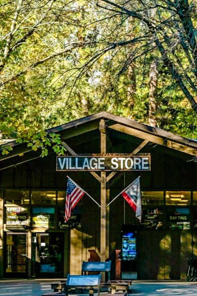 kleiner laden im yosemite village im yosemite nationalpark Kleiner Laden im Yosemite Village im Yosemite Nationalpark
