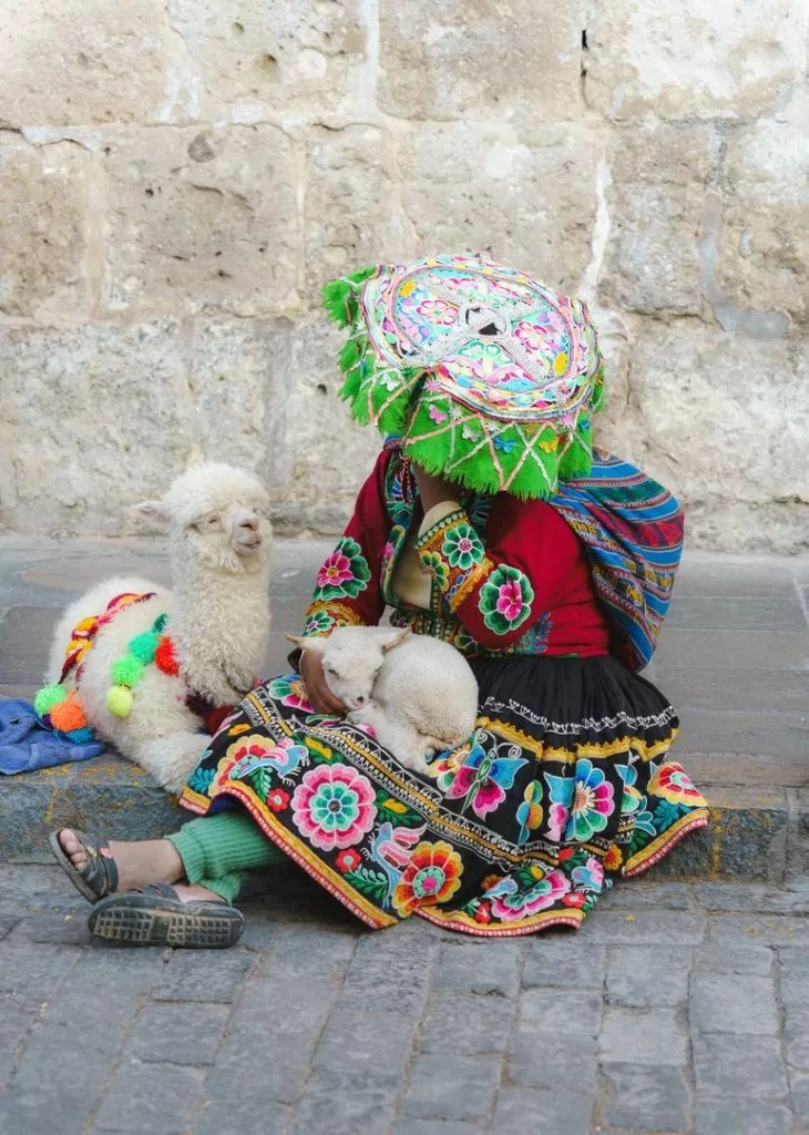 Peru_Arequipa_Einheimische am Plaza de Armas