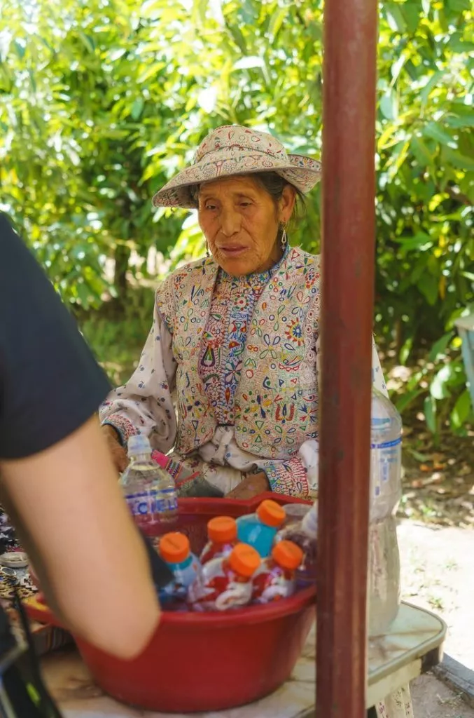 Peru_Arequipa_Peruanerin die am Wegesrand Getränke verkauft