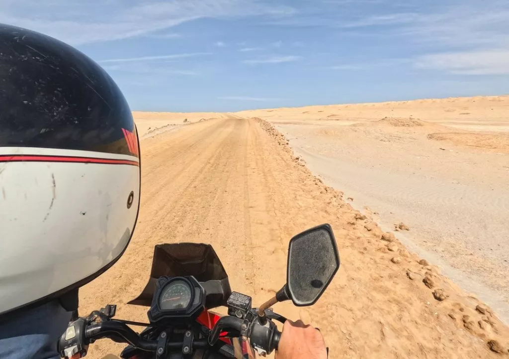 Peru_Paracas_Mit dem Roller über sandige Straßen