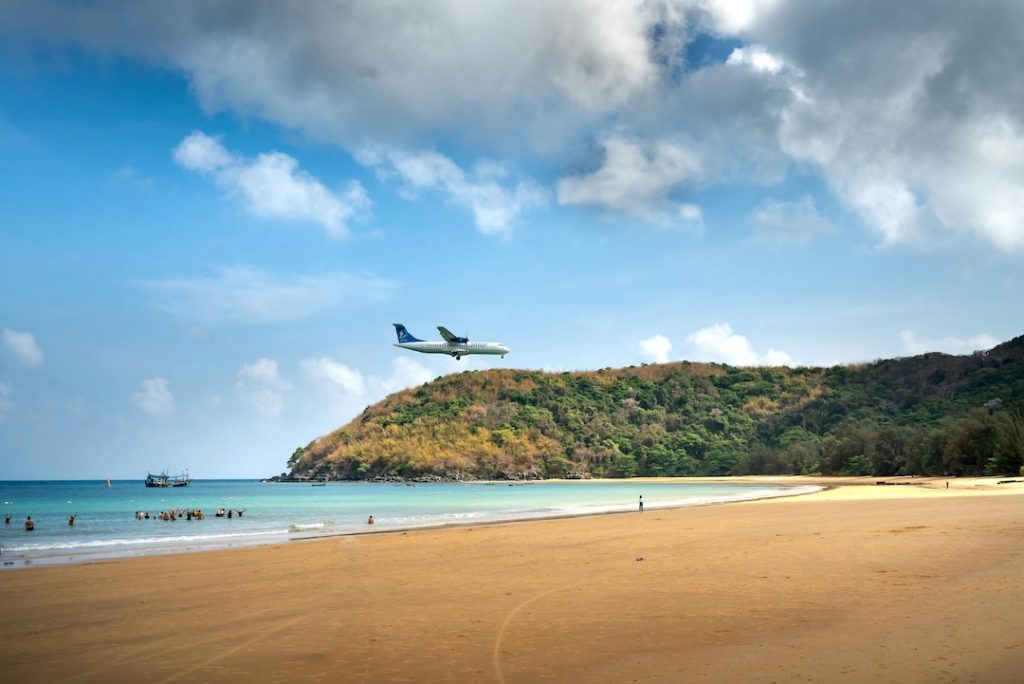 Phuket, Thailand, Flugzeug über dem Mai Khao Beach