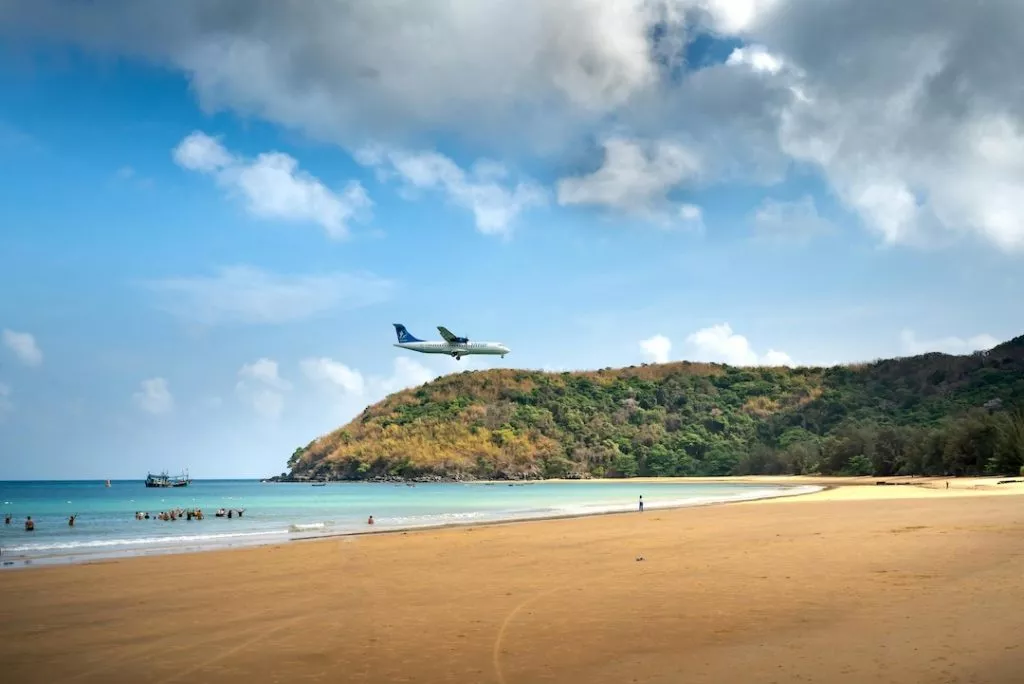 phuket thailand flugzeug ueber dem mai khao beach Phuket, Thailand, Flugzeug über dem Mai Khao Beach