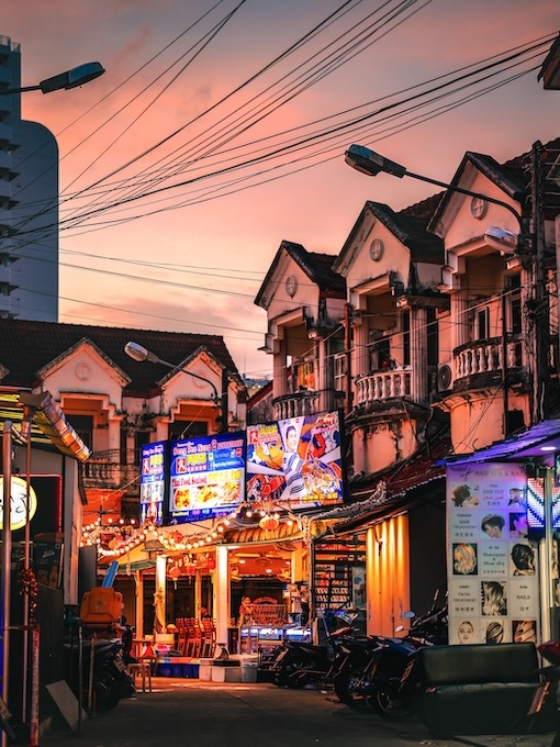 phuket thailand haeuser im abendlicht Phuket, Thailand, Häuser im Abendlicht