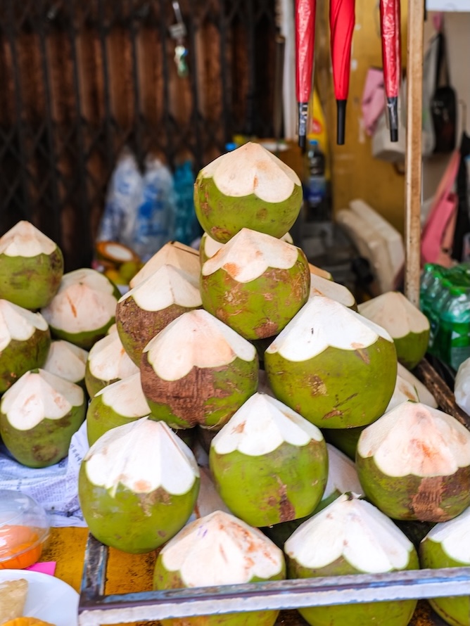phuket thailand phuket city market strassenmarkt kokosnuesse Phuket, Thailand, Phuket City Market, Straßenmarkt, Kokosnüsse