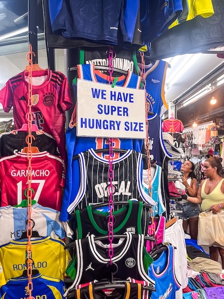 phuket thailand shirts auf markt Phuket, Thailand, Shirts auf Markt