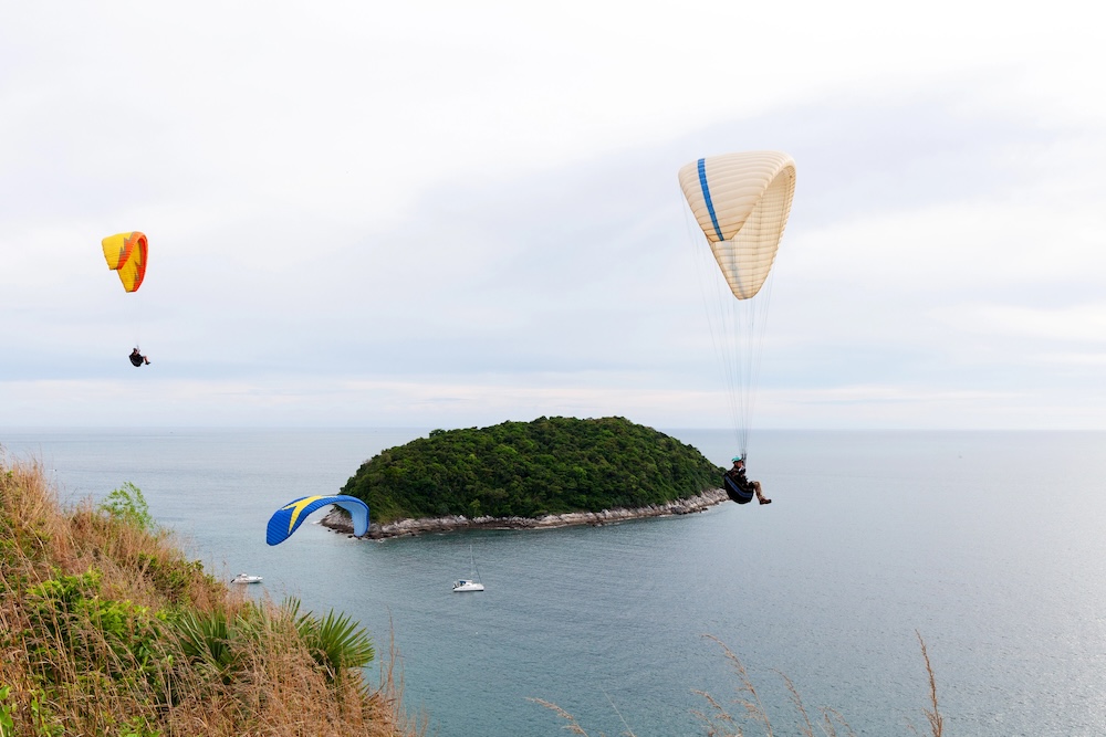 phuket thailand windmill viewpoint blick auf gleitschirmflieger Phuket, Thailand, Windmill Viewpoint, Blick auf Gleitschirmflieger