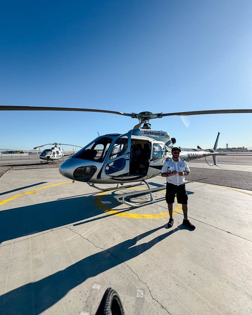 Pilot und Helikopter am Flughafen in Las Vegas