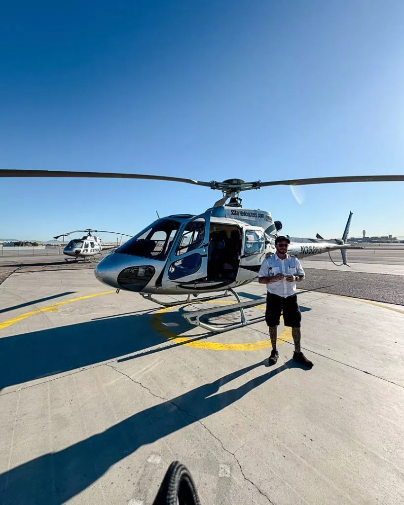 Pilot und Helikopter am Flughafen in Las Vegas