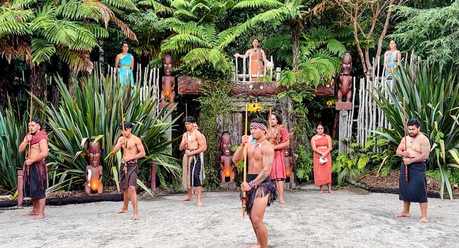 rotorua neuseeland sehenswuerdigkeiten maori begruessungszeremonie Rotorua Neuseeland, Sehenswürdigkeiten, Maori Begrüßungszeremonie