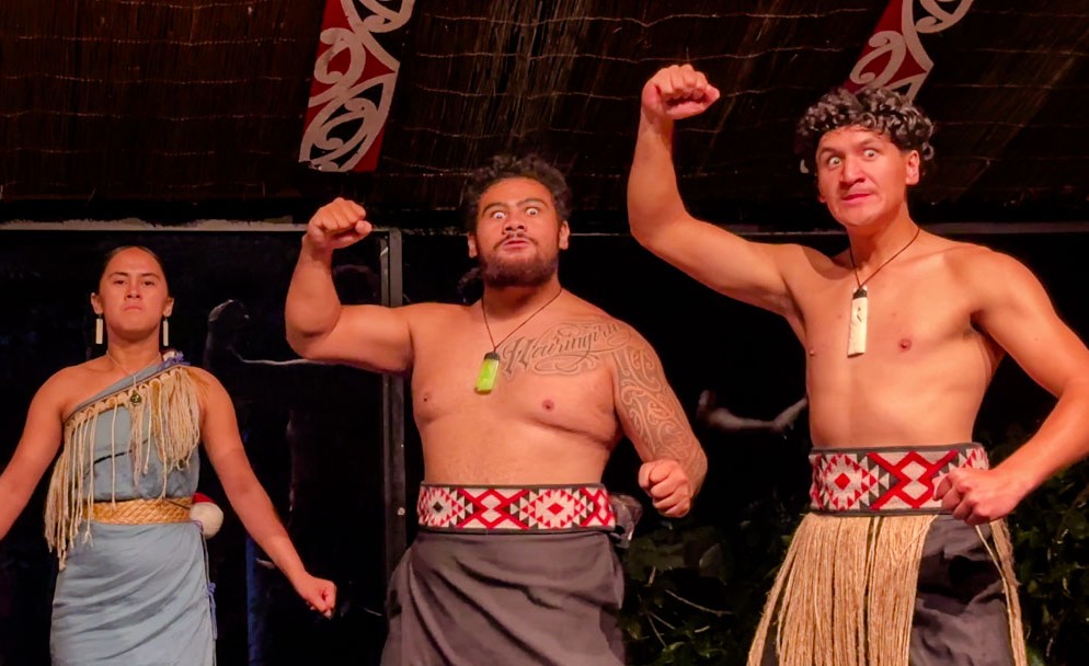 rotorua neuseeland sehenswuerdigkeiten maori tanz und gesangvorfuehrung Rotorua Neuseeland, Sehenswürdigkeiten, Maori Tanz- und Gesangvorführung