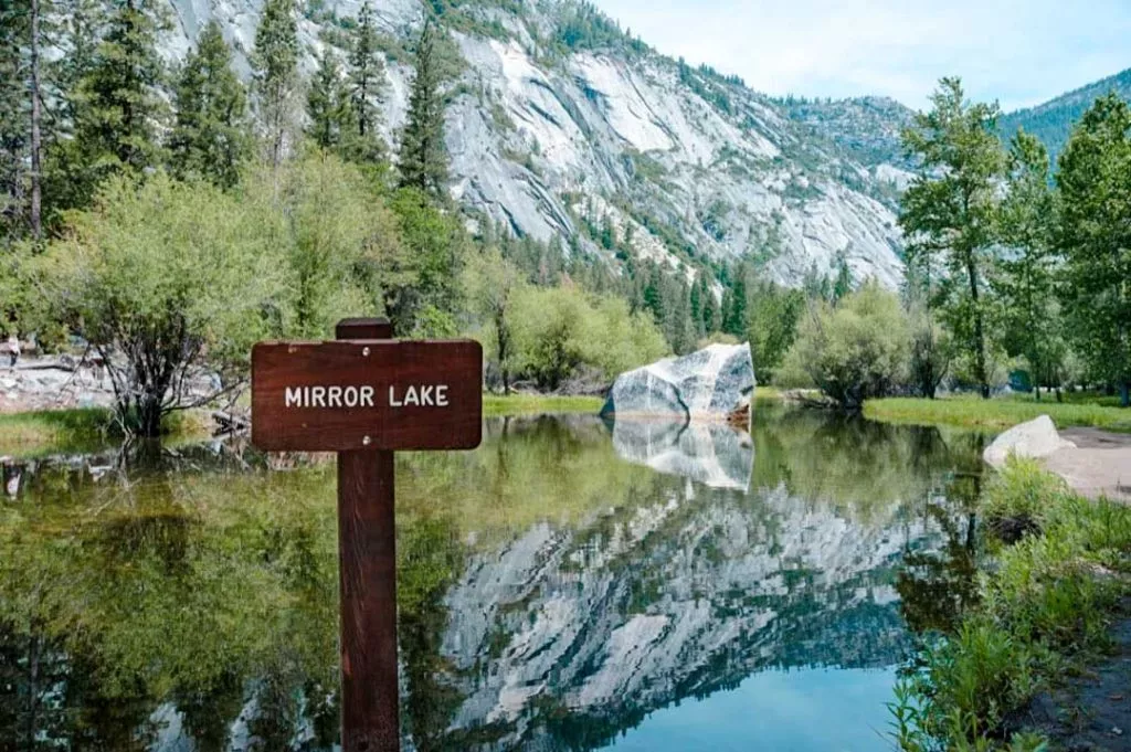 schild mirror lake im yosemite nationalpark Schild Mirror Lake im Yosemite Nationalpark