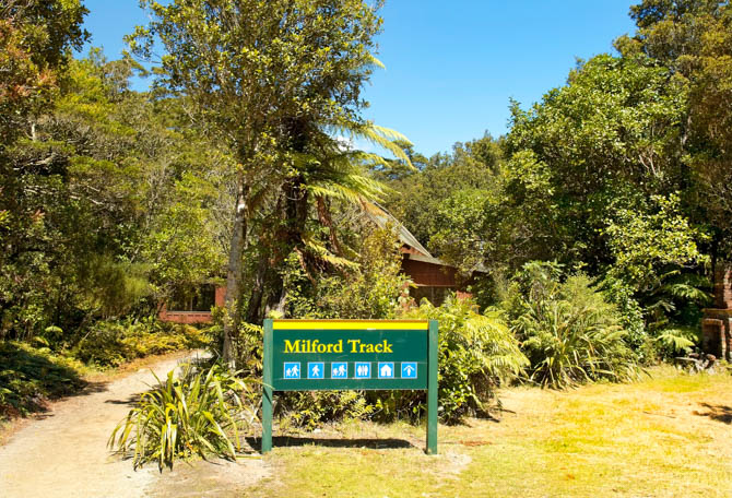 te anau milford sound fjordland neuseeland great walks wegweiser milford track Te Anau, Milford Sound, Fjordland, Neuseeland, Great Walks, Wegweiser Milford Track